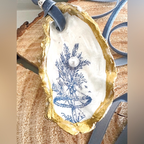 Set of 6 Handcrafted Blue Toile Oyster Shell Napkin Ring Holders - Picture 6 of 10